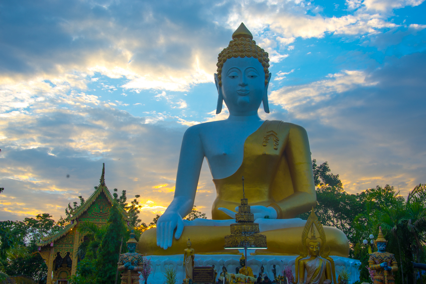huge buddha statue in chiang mai